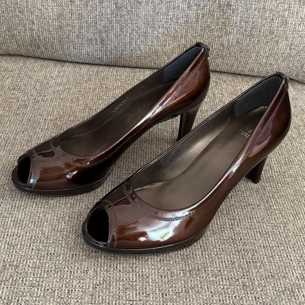 Stuart Weitzman Women’s Logo Plainfield Pump Shoes - Picture 6 of 9